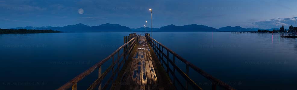 Abend am Chiemsee - beleuchteter Anlegesteg der Chiemsee-Schifffahrt